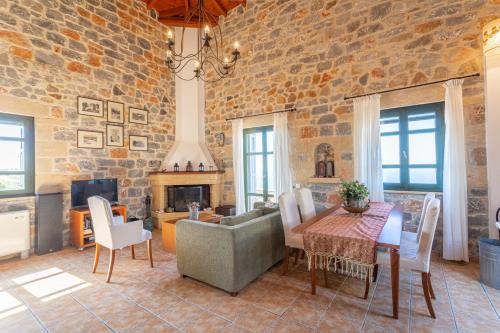 SOFIA, Luxury Stone Villa in Stoupa with Private Pool, BBQ and Amazing Sea View, Stoupa (Foto 7)