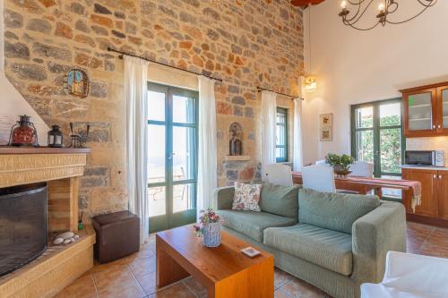 SOFIA, Luxury Stone Villa in Stoupa with Private Pool, BBQ and Amazing Sea View, Stoupa (Foto 6)