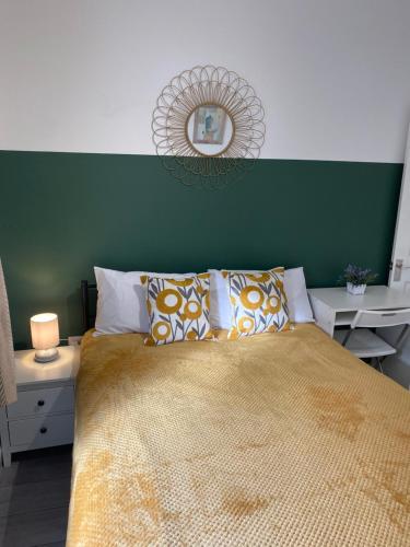 London Road Flats - Free WIFI, washing machine, smart TV, easy access to A50 London Road Flats - Free WIFI, washing machine, smart TV, easy access to A50