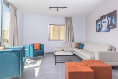 Vibe 205, Modern 2 Bedroom Apartment in Awkar in Zouq El Kharab