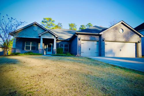 King bed/3 CAR Garage/Ranch Home in Lithia Springs, USA
