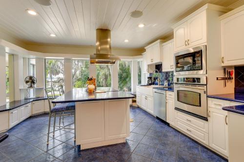 Florida Retreat with Patio, Boat Dock and Shuffleboard in Lake Placid, USA