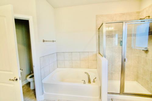 King bed/3 CAR Garage/Ranch Home in Lithia Springs, USA