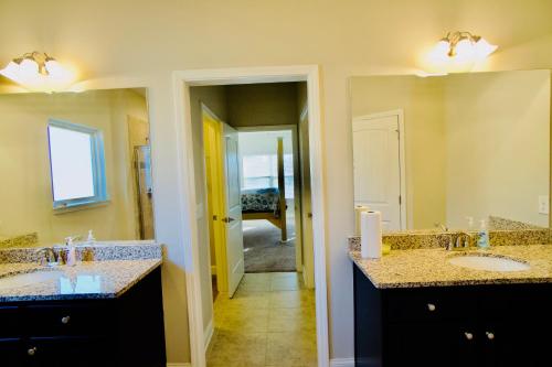 King bed/3 CAR Garage/Ranch Home in Lithia Springs, USA