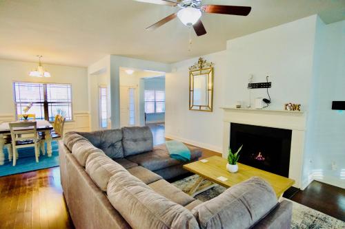 King bed/3 CAR Garage/Ranch Home in Lithia Springs, USA