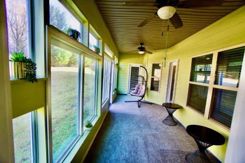 King bed/3 CAR Garage/Ranch Home in Lithia Springs, USA
