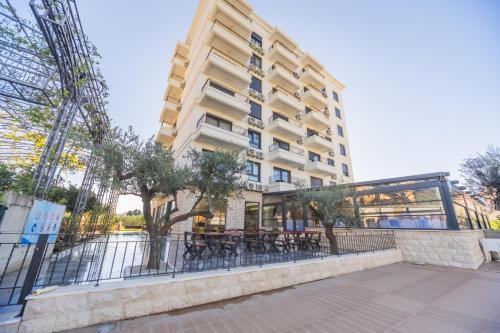 Зовнішній вигляд готелю, Hotel Pharos in Бар
