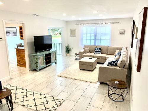 Newly remodeled 2br, 2ba condo in Naples Bath and Tennis, Naples