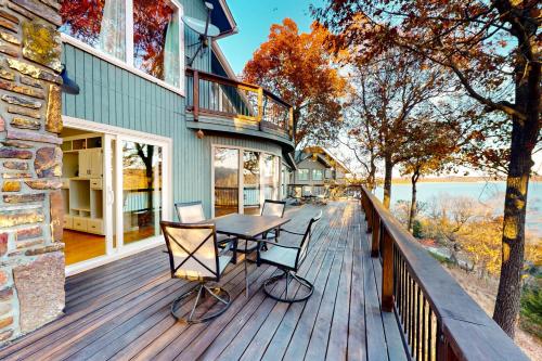 Ravens Lakeview Retreat in Rogers, USA