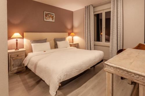 1 king bed, 1 sofa bed