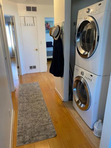 Lake Balboa 3 bedroom Cozy stay ! in Los Angeles, USA
