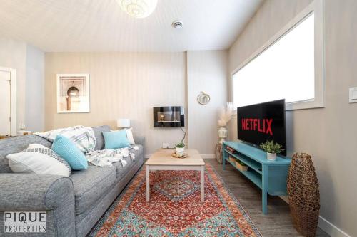Boho Suite - Long Stays - King Bed - Fireplace & WiFi Room Type - One-Bedroom House