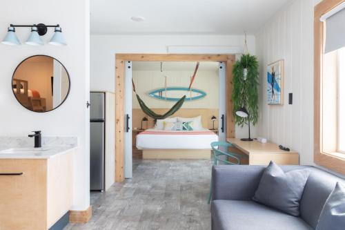 507449376 LOGE Westport