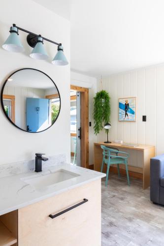 507449379 LOGE Westport
