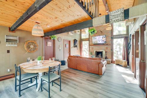 Tobyhanna Vacation Rental with Pool Access! in Tobyhanna, USA