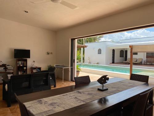 Casa familiar, alberca privada, pasos de la playa in Progreso, Mexico