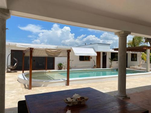 Casa familiar, alberca privada, pasos de la playa in Progreso, Mexico