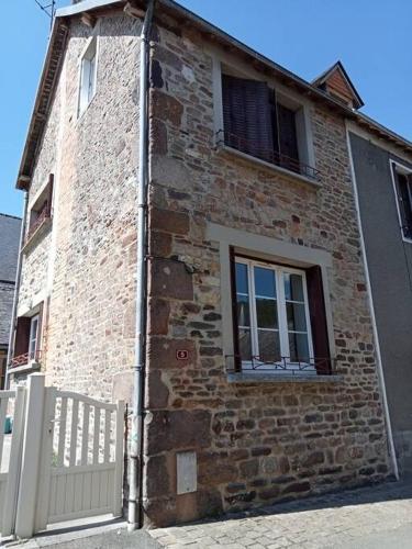 Gîte entier plein centre de St Léo, 2 ch, 4 pers (Gite entier plein centre de St Leo, 2 ch, 4 pers) in Fresnay-sur-Sarthe