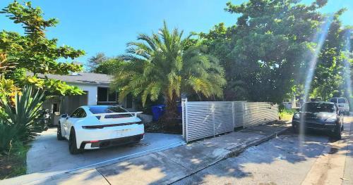 4 BD Separate Guest House in Design District in Miami, USA