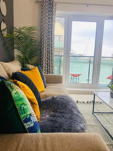 Luxury 2 Bedroom waterfront apartment with balcony photo 1