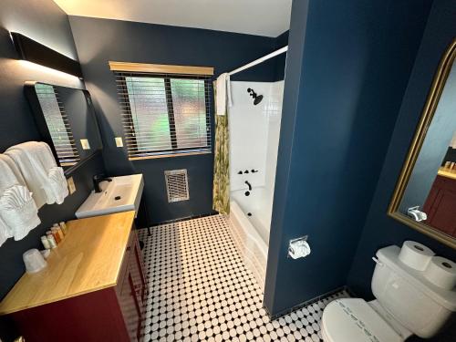 One-Bedroom Deluxe Suite- Men Only image 10