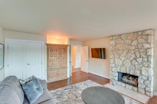 Waterfront Lake Arrowhead Townhome with Balconies! in Lake Arrowhead, USA