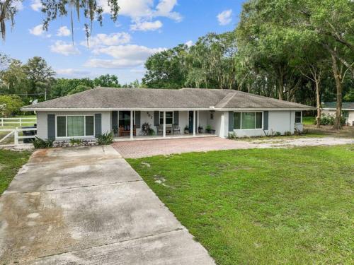 Spacious 4 Bedroom Entire Home, Tampa, Fire Pit