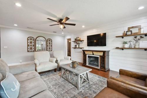 Spacious 4 Bedroom Entire Home, Tampa, Fire Pit