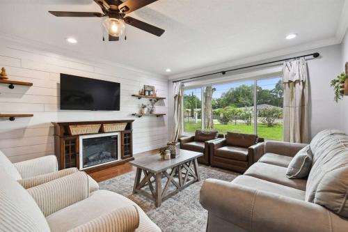 Spacious 4 Bedroom Entire Home, Tampa, Fire Pit