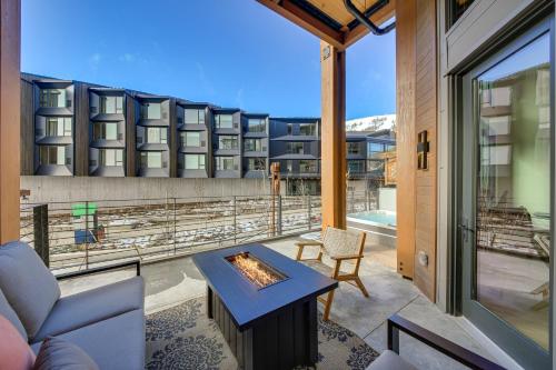 Luxe Schweitzer Condo with Hot Tub Ski-InandSki-Out!