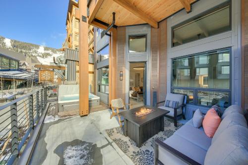 Luxe Schweitzer Condo with Hot Tub Ski-InandSki-Out!