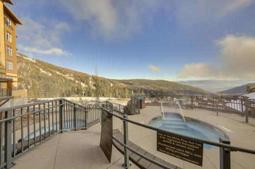 Luxe Schweitzer Condo with Hot Tub Ski-InandSki-Out!
