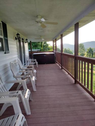Wears Valley Farmhouse with lovely views in Sevierville, USA