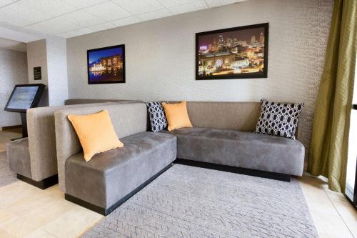 Drury Inn & Suites Kansas City Airport