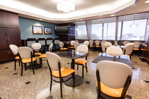 Drury Inn & Suites Kansas City Airport, Канзас-Сити (фото 9)