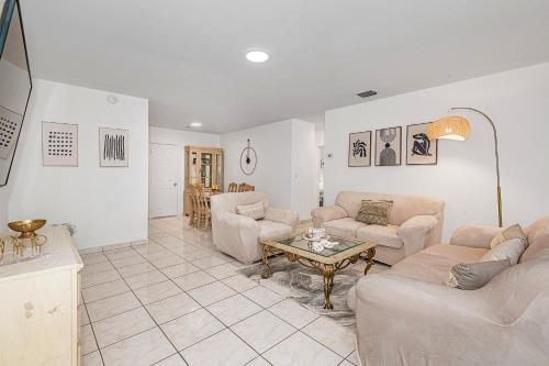 Charming home 12min to the Beach in Hallandale Beach, USA