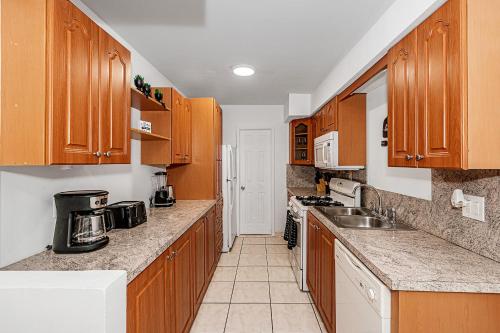 Charming home 12min to the Beach in Hallandale Beach, USA