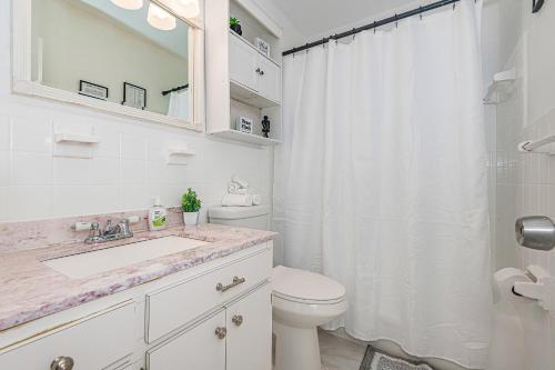 Charming home 12min to the Beach in Hallandale Beach, USA