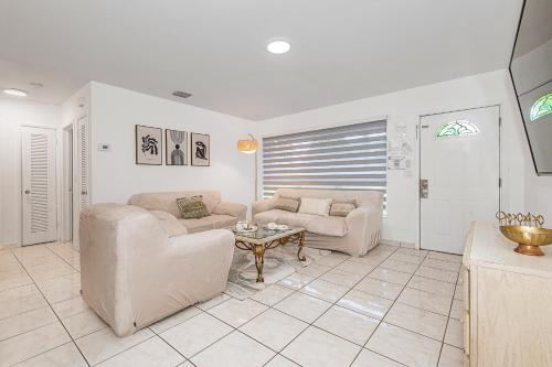 Charming home 12min to the Beach in Hallandale Beach, USA