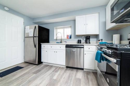 1st Floor - Free Parking - Washer & Dryer - AGH thumb 3