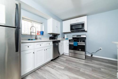 1st Floor - Free Parking - Washer & Dryer - AGH thumb 4