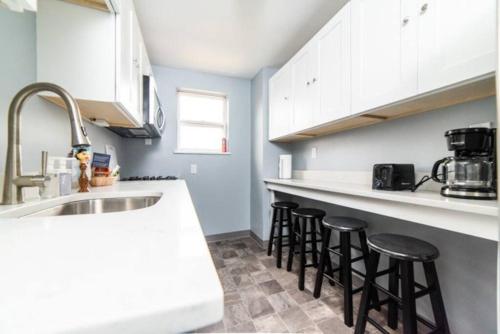 -- AGH Walkable - Free Parking - Washer & Dryer -- thumb 3