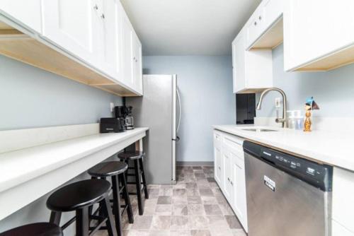 -- AGH Walkable - Free Parking - Washer & Dryer -- thumb 4