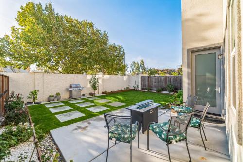 花園, Modern family-friendly home, Napa, wine country, private backyard, fire pit in 休森市