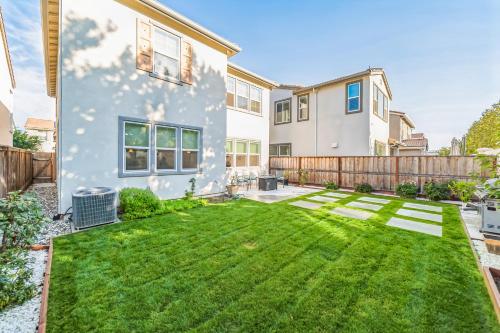 grădină, Valley Getaway 15 mins from Napa 10 min from Suisan valley large backyard with fire pit and more in Suisun City