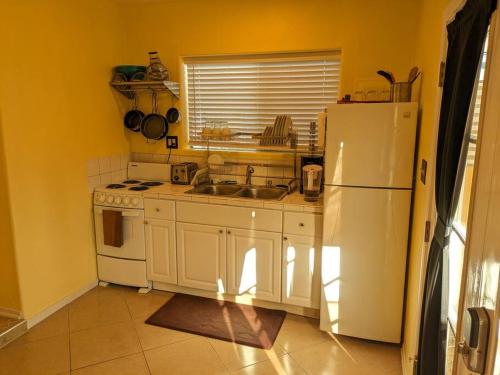 ห้องครัว, Guesthouse w/ private access and patio near สวนฟันทาสติก แฟมิลี ฟัน