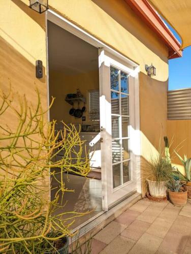 บริการและสิ่งอำนวยความสะดวก, Guesthouse w/ private access and patio near สวนฟันทาสติก แฟมิลี ฟัน