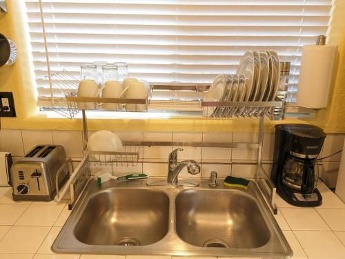 บริการและสิ่งอำนวยความสะดวก, Guesthouse w/ private access and patio near สวนฟันทาสติก แฟมิลี ฟัน