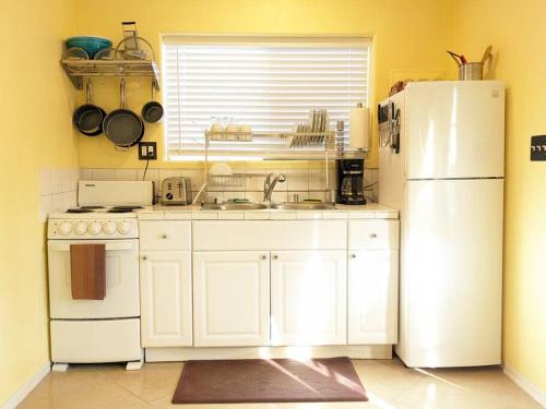 บริการและสิ่งอำนวยความสะดวก, Guesthouse w/ private access and patio near สวนฟันทาสติก แฟมิลี ฟัน