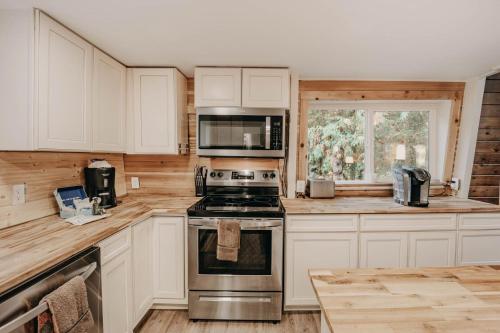 78MBR - Wood Stove - WiFi - Pets Ok - BBQ - Sleeps 6 home, Glacier (foto 9)